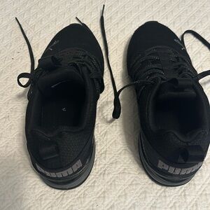 Puma Black Tennis Shoes, in very good condition Size 7.5